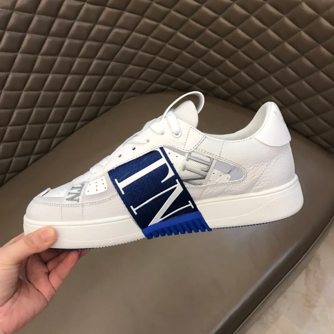 p440 "Valentin*" new spring and summer calfskin lace-up sneakers. No man should be able to refuse these shoes. The classic color scheme is so handsome! Purchase a high-precision replica of the original version to instantly sell off the market currency! 6 VLTN logo rubber effect straps - Valentino Garavani Logo printed on the back and tongue, all materials are customized to ensure quality! Size: 38-44